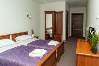 Отель Отель Беласток Несвиж Стандартный двухместный номер с 2 отдельными кроватями-5